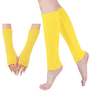 Détail de la texture tricotée des jambières et mitaines jaune vif en ensemble