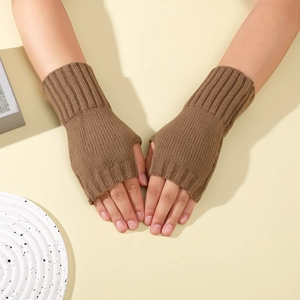 Gros plan de mitaines tricotées marron avec texture côtelée et protection du poignet