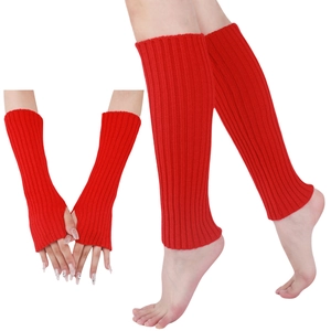Détail de l'ensemble en tricot côtelé rouge avec gants sans doigts et jambières assorties