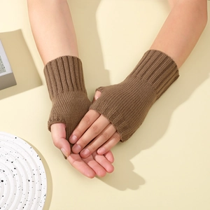 Gros plan de mitaines en tricot marron avec texture côtelée verticale pour l'hiver