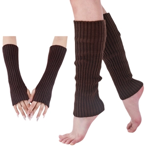 Détail de jambières en maille marron foncé et manchettes assorties pour le style d'hiver
