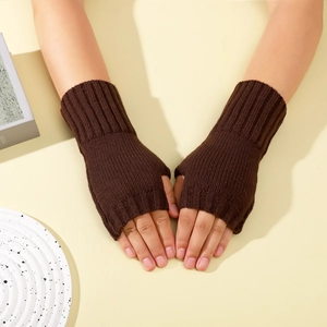 Gros plan sur des mitaines en tricot marron foncé avec de longs poignets côtelés d'hiver