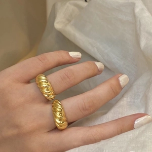 Κομψά επίχρυσα δαχτυλίδια 18k σε σχήμα κρουασάν με σπειροειδή υφή στο μοντέλο