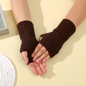 Détail de mitaines en tricot marron foncé avec poignets côtelés et trou pour le pouce
