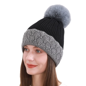 Berretto invernale da donna in maglia spessa con pompon e design bicolore nero e grigio