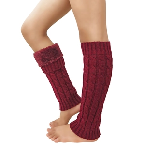 Κοντινό πλάνο μπορντό πλεκτές γκέτες με καλώδιο και διακόσμηση από συνθετική γούνα