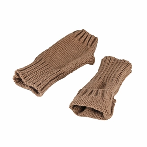 Détail de mitaines en tricot marron foncé montrant les poignets et la texture laine