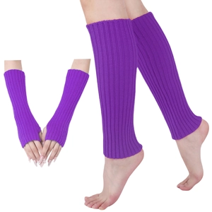 Détail de l'ensemble chauffe-bras et jambières en tricot côtelé violet sur fond blanc