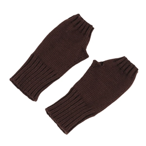 Détail de mitaines en tricot marron foncé avec poignets côtelés et ouverture de pouce