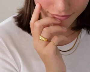 Elegante anello a croissant in acciaio inossidabile placcato oro 18k con texture rigata