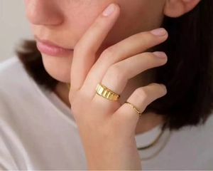 Anello croissant placcato oro 18k con trama verticale indossato, stile minimalista