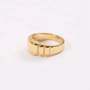 Anello croissant placcato oro 18k con texture a coste su uno sfondo bianco