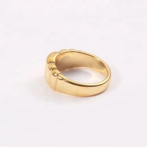 Anello croissant minimalista placcato oro 18 carati con creste lucide e fascia spessa