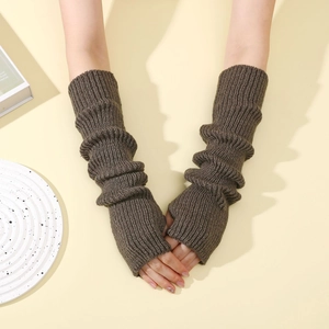 Detailed knit texture of 40cm coffee brown fingerless arm warmers in y2k slouchy style