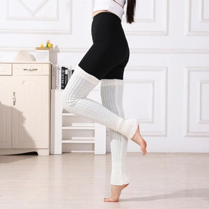 Détails du tricot blanc des jambières hautes avec texture côtelée et design long
