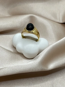 Minimalistischer Vintage-Ring mit 18 Karat Vergoldung und ovalem schwarzem Onyx auf Seide