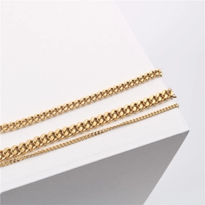 Pulseras de eslabones cubanos dorados en tres anchos sobre soporte blanco minimalista