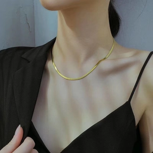 Elegante collar de cadena de serpiente dorada para mujer mostrado en el cuello de modelo