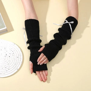 Gants en tricot sans doigts noirs ornés de nœuds en satin argenté, vue détaillée