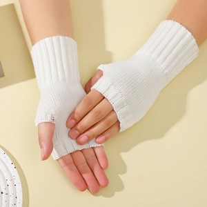 Mitaines tricotées blanches pour femmes avec une texture côtelée confortable