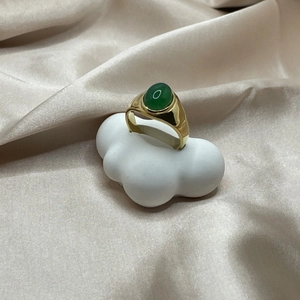 Poliertes 18k vergoldeter Titanring mit grünem ovalem Achatstein im Retro-Design