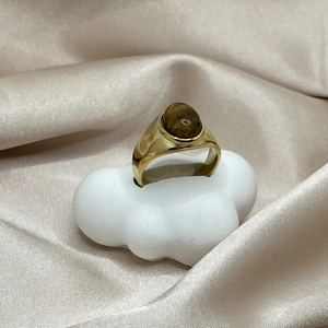 Retro Ring mit 18k Vergoldung und ovalem braunem Tigerauge auf Seidenhintergrund