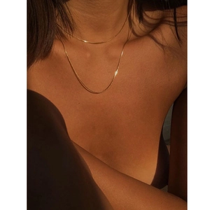 Minimalistische doppellagige Gold-Schlangenkette aus Edelstahl an einem Modell