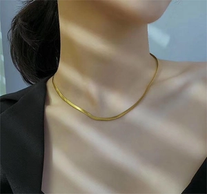 Elegante collar de cadena de serpiente plana dorada para mujer lucido en el cuello