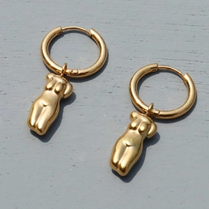 Boucles d'oreilles créoles en acier doré 18k avec pendentifs silhouette de femme