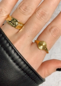 Set di anelli vintage placcati in oro con motivo a sole e martellati da donna sulla mano