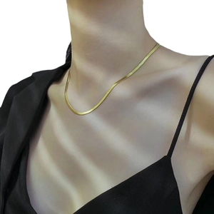 Collar de cadena de serpiente plana dorada minimalista para mujer en la clavícula
