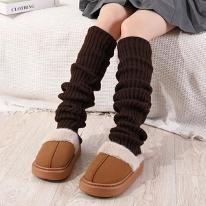 Jambières épaisses en tricot marron foncé avec des chaussons à plateforme en peluche