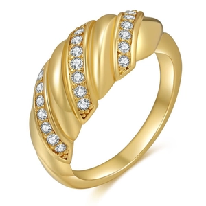 Dettaglio dell'anello a croissant placcato oro 18K con zirconi lucidi incastonati
