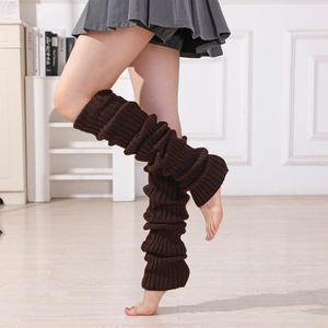 Détail de jambières en tricot marron foncé avec texture côtelée épaisse pour l'hiver