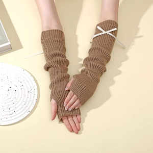 Vue détaillée de mitaines en maille kaki avec nœuds en ruban et texture côtelée