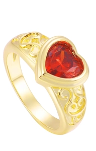 Dettaglio anello placcato oro 18K con gemma a cuore rosso e design intagliato cavo