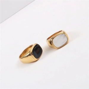 Primer plano de anillos geométricos bañados en oro de 18K con incrustaciones de nácar