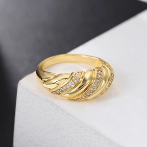 Dettaglio anello croissant placcato oro 18K con doppie file di strass incastonati