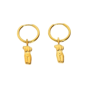 Détail de boucles d'oreilles créoles plaquées or 18k avec pendentifs artistiques de corps