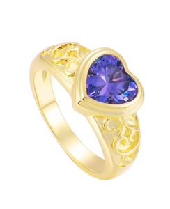 Dettaglio anello placcato oro 18K con zircone a cuore viola e motivo floreale traforato