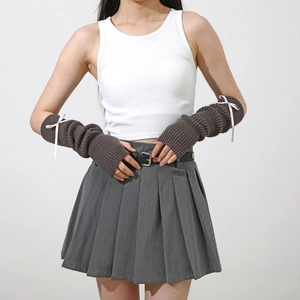 Détails des mitaines en tricot marron foncé avec nœuds blancs de style Y2K