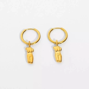 Vue détaillée des pendentifs torse en plaqué or 18k sur des boucles d'oreilles créoles