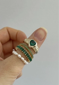 Macro di anelli a strati placcati oro 18K con zircone smeraldo e perle naturali