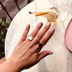 Foto exterior de anillos de acero inoxidable chapados en oro 18K con nácar y gema