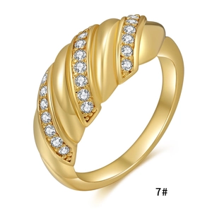 Dettaglio dell'anello intrecciato placcato oro 18K con file di zirconi brillanti misura 7