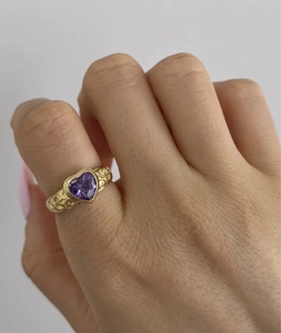Dettaglio anello placcato oro 18K con zircone a cuore viola e incisione vintage sulla fascia