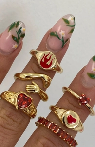 Dettaglio del set di anelli placcati oro 18K con zirconi rossi a cuore e smalto