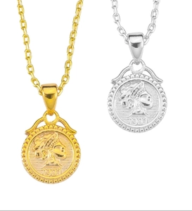 Detailansicht der 1901 geprägten Münzanhänger-Halsketten in Gold- und Silbestahl-Optik