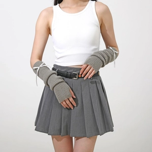 Mitaines grises en maille côtelée avec nœud blanc pour un style Y2K tendance