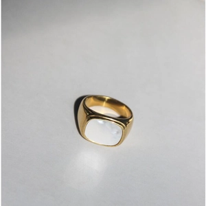 Anillo de acero inoxidable chapado en oro de 18K con incrustación de nácar cuadrado